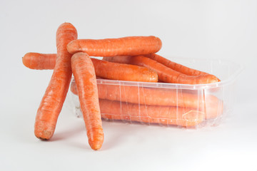 Möhren Karotten in Plastikschale