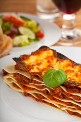 Lasagne auf einem weißen Teller