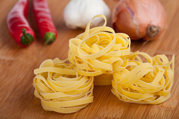 closeup of Tagliatelle Nudeln auf einem Holzbrett