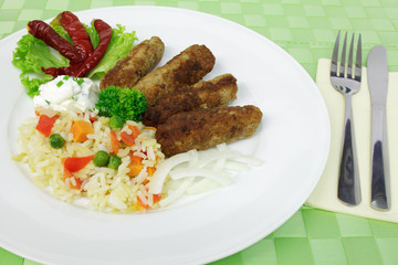 Cevapcici mit Zwiebeln