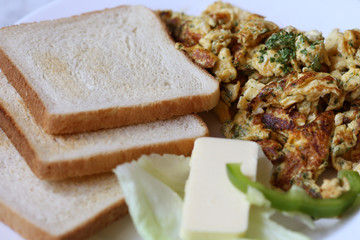 Scrambled eggs with toast