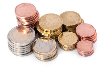 Piles de monnaies d'euros sur fond blanc