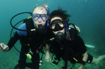 couple scuba diving together