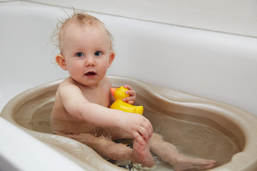 Baby in der Badewanne