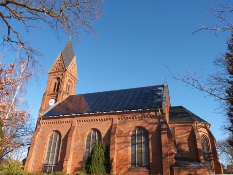 solarzellen auf einem kirchendach