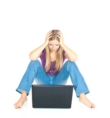 Kobieta przed laptopem między nogami