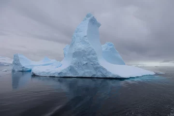 Wandcirkels plexiglas Iceberg and wonderful clouds in Antarctica © Achim Baqué