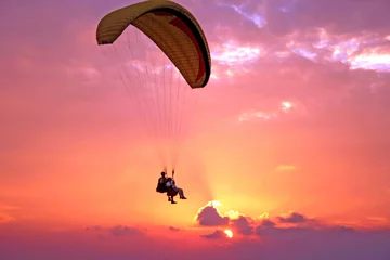 Foto auf Acrylglas Flug des Paraplanes über dem Mittelmeer bei Sonnenuntergang © Tanya Keisha
