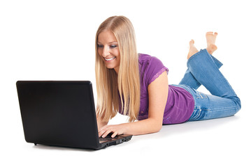 Kobieta z laptopem na podłodze patrzy w monitor