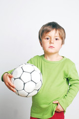 Selbstbewusster Junge mit Ball