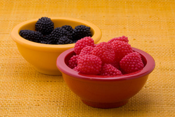 lamponi e more sfondo giallo