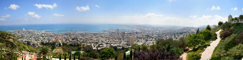Fototapeta na wymiar Panorama of Haifa from the Bahai Garten