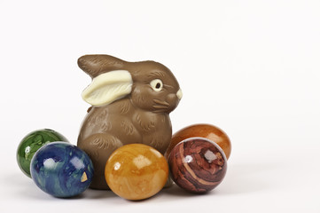 Schokoladenosterhase und Ostereier, isoliert auf weiß