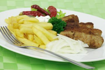 Cevapcici mit Pommes frites