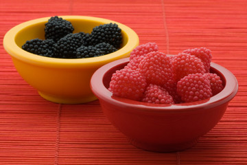 lamponi e more sfondo rosso