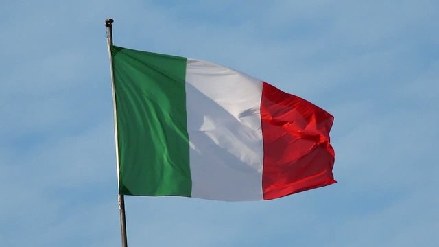 bandiera italiana con gabbiani
