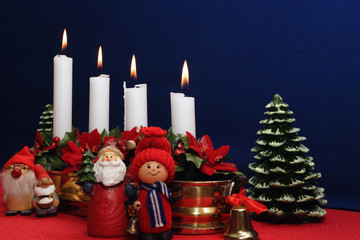 Weihnachtsmänner mit Adventskerzen