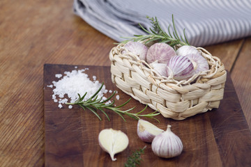 Knoblauch im Körbchen