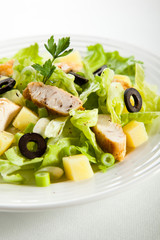 Vegetable salad with roasted chicken