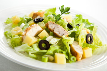 Vegetable salad with roasted chicken