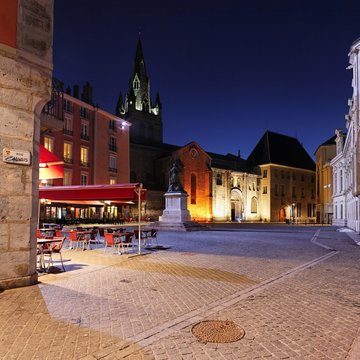 Place de l'eglise Saint-Andr&eacute; de Grenoble