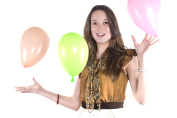 jeune femme souriante avec des ballons