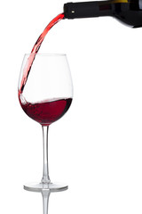 rotwein in ein weinglas giessen