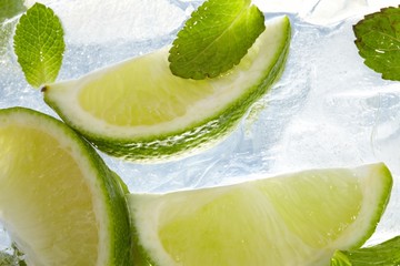 Fototapeta na wymiar leaf mint and cut citrus in ice