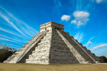 Fototapeta na wymiar Piramidy Majów w Chichen-Itza, Meksyk