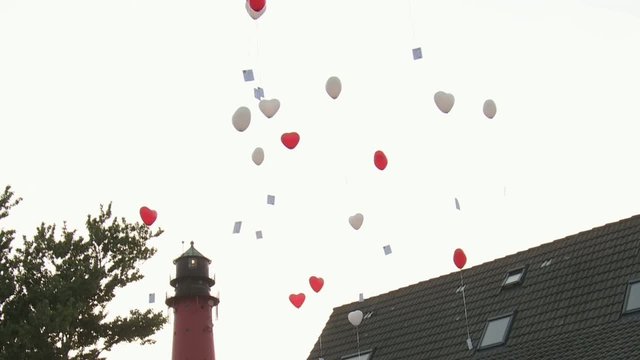 Luftballons mit Postkarten steigen lassen Hochzeit Leuchtturm