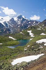Fototapeta na wymiar Cevedale góry i jezioro wraz