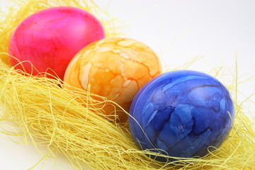 Ostereier auf Stroh