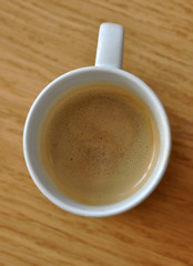 Kaffetasse auf Holztisch