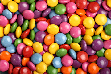 Fototapeta na wymiar Kolorowe cukierki w kształcie przycisk wypełnione czekoladą