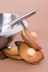 gâteaux appétissants et bol mélangeur