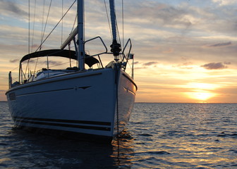 Naklejka premium Sailboat Silhouette at Dusk with Sunset