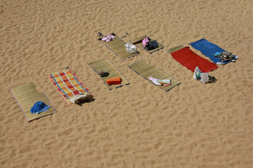 alignement de serviettes sur la plage