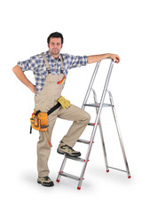 Ouvrier s'appuyant contre une échelle