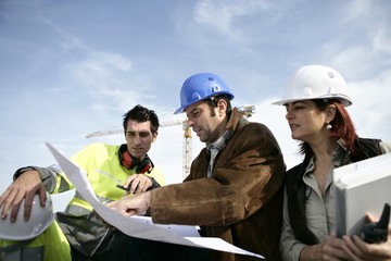 Professionnels du bâtiment sur chantier de construction