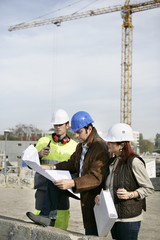 Professionnels du bâtiment sur chantier de construction