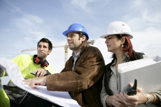 Professionnels du b&acirc;timent sur chantier de construction