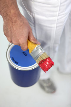 Peinter avec pot de peinture et pinceau