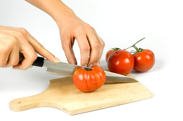 tagliare i pomodori