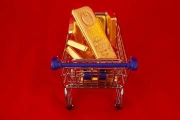 Goldbarren im Einkaufswagen