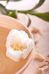 Obraz na płótnie Canvas Bowl z kwiatem