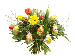 Blumenstrauß für Ostern - Osterstrauß mit Frühlingsblumen und Ostereiern Freigestellt