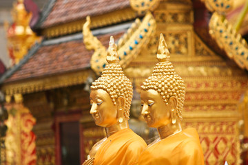 Buddhastatuen in einem Tempel