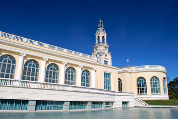 Fototapeta na wymiar Błękitne niebo w Palais Beaumont w Pau
