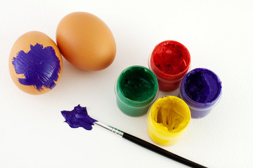 painting eggs to Easter