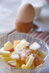 Obstsalat und Ei